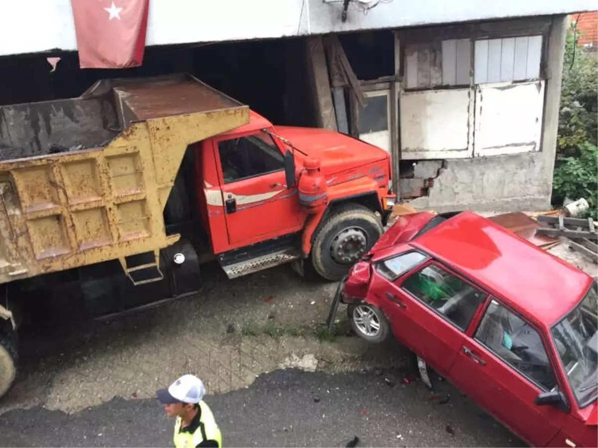 Freni Patlayan Kamyon, 2 Araca ve Bir Eve Çarparak Durabildi