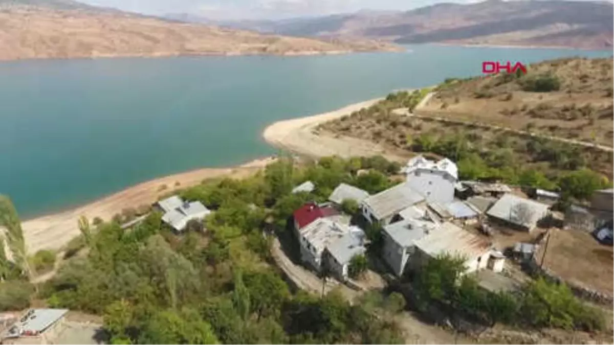 Giresun Yolu Baraj Gölü Altında Kalan Köye Kayıkla Ulaşım Sağlıyorlar