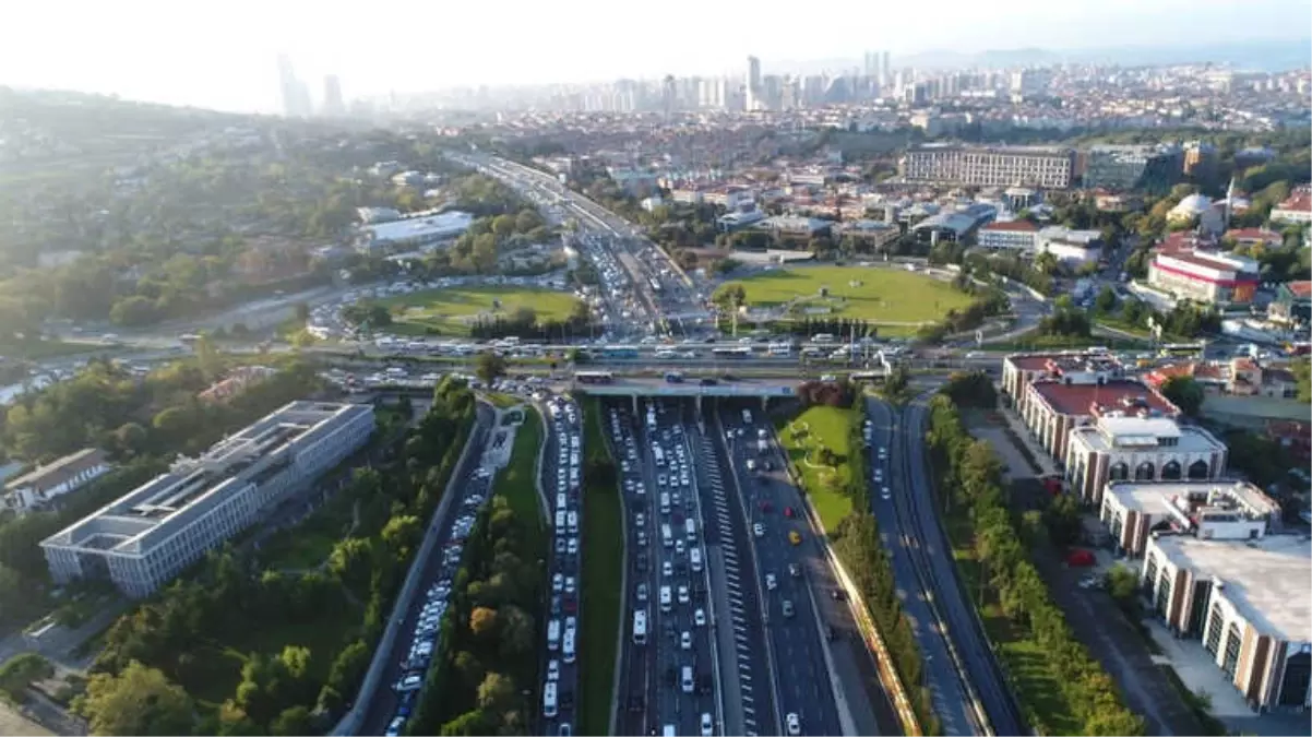 İstanbul\'da Okulların Açıldığı İlk Gün Oluşan Trafik Havadan Görüntülendi