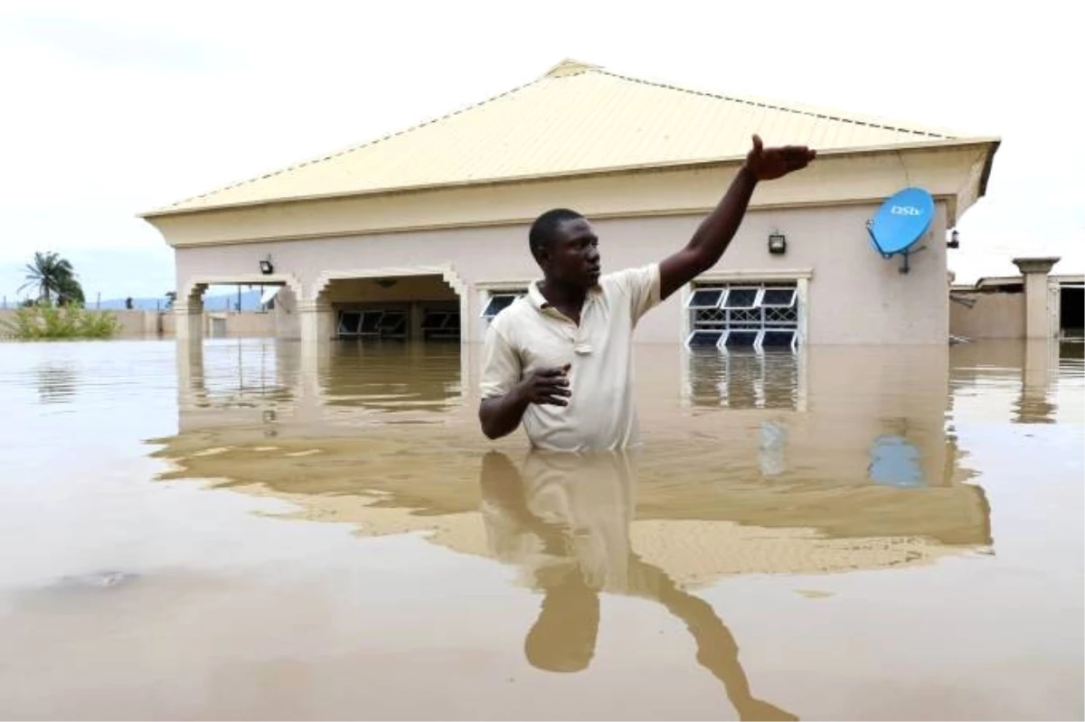 Nijerya\'da Seller Binlerce İnsanı Evsiz Bıraktı