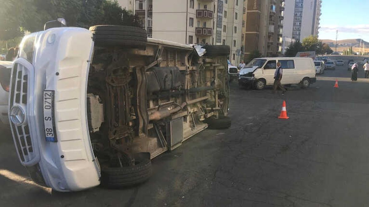 Öğrenci Servisi Devrildi: 6 Yaralı