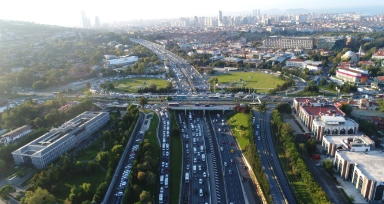 Okulların Açıldığı İlk Gün İstanbul\'da Trafik Kilitlendi! Yüz Binlerce Araç Havadan Görüntülendi