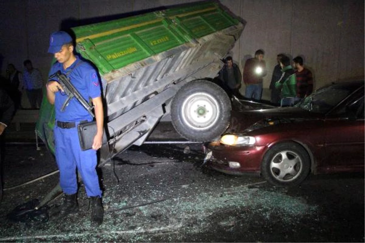 Otomobilin Çarptığı Traktör Devrildi: 7 Yaralı