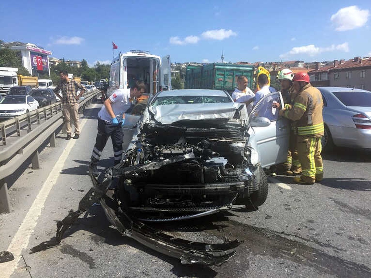Öze) Kaza Sonrası Araç İçinde Sıkışan Sürücüyü İtfaiye Kurtardı
