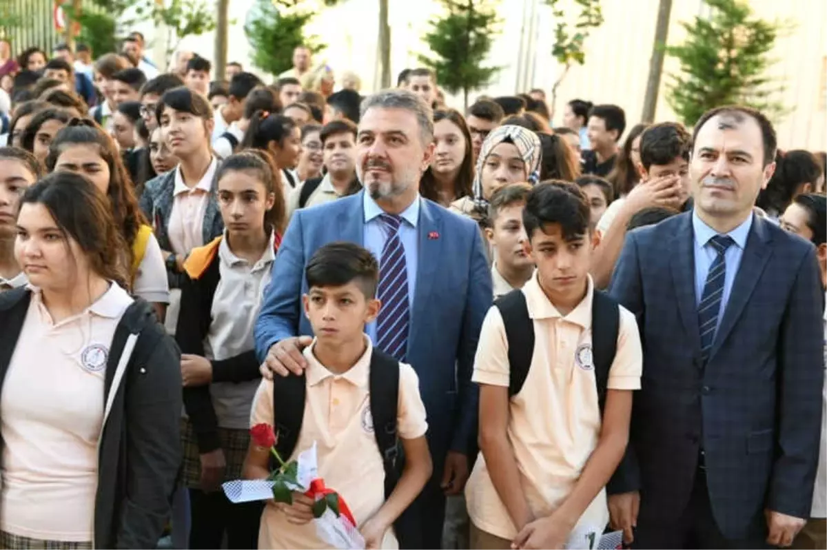 Şehit Ömer Halisdemir\'in Yeğenleri İlk Gün Okula Makam Arabasıyla Gitti