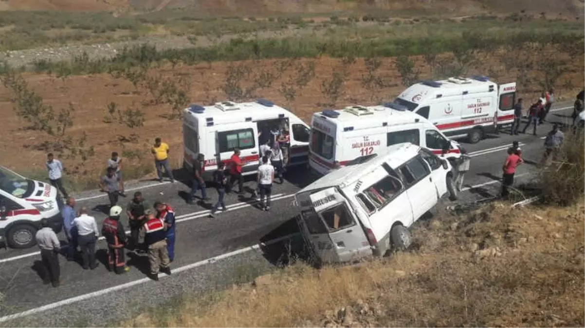 Siirt\'te Yolcu Minibüsü Devrildi: 10 Yaralı