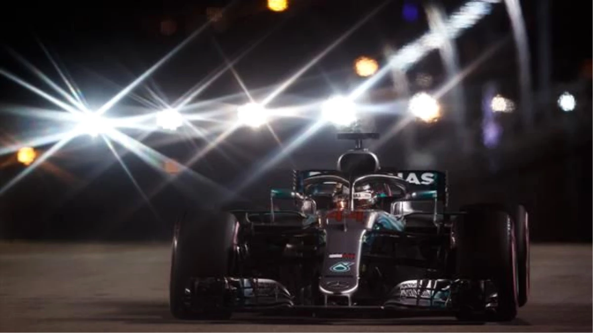 Singapur\'da Pole Pozisyonu Hamilton\'ın