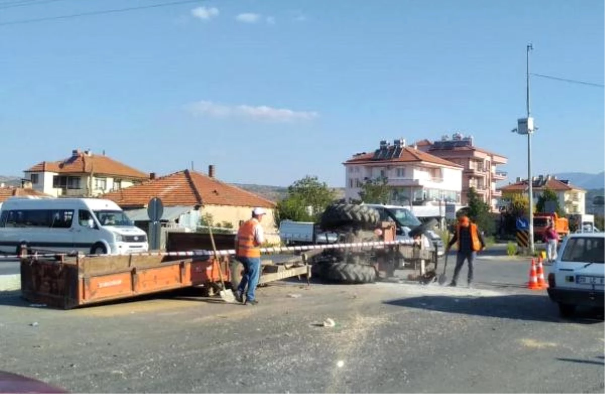 Tarım İşçilerini Taşıyan Minibüs ile Traktör Çarpıştı: 4 Yaralı