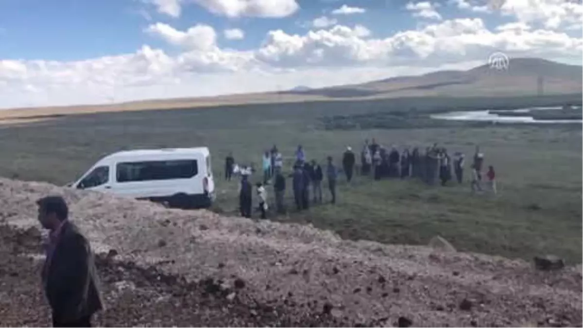 Yolcu Minibüsü Devrildi: 16 Yaralı - Kars