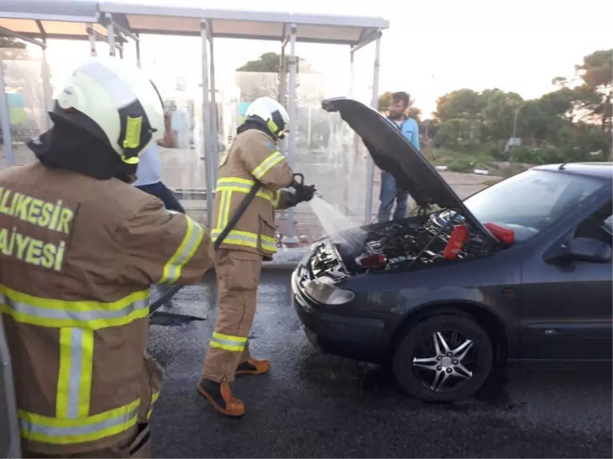 Alev Alan Otomobili İtfaiye Ekipleri Söndürdü