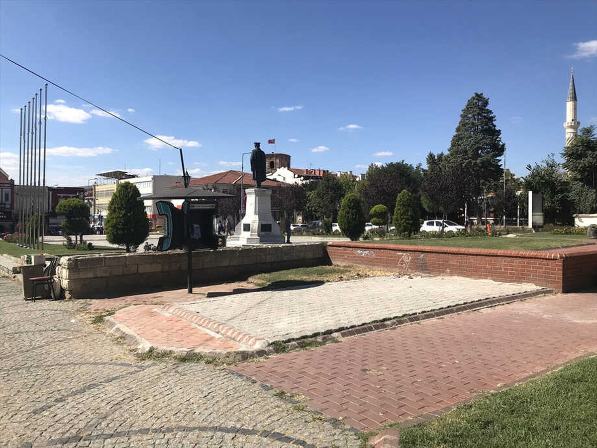 Atatürk Anıtı Yakınına Konulan Seyyar Tuvalet Kaldırıldı