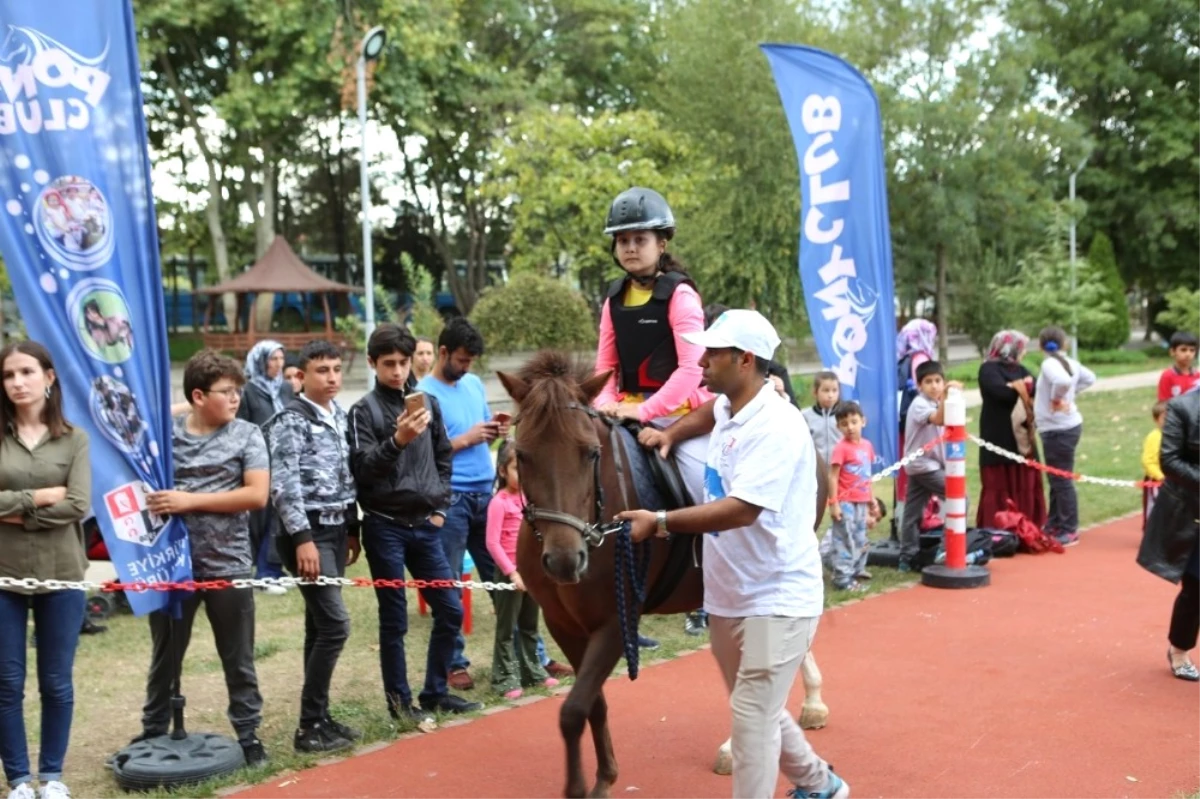 Çocuklar, Atatürk Orman Parkı\'nda Ata Bindi