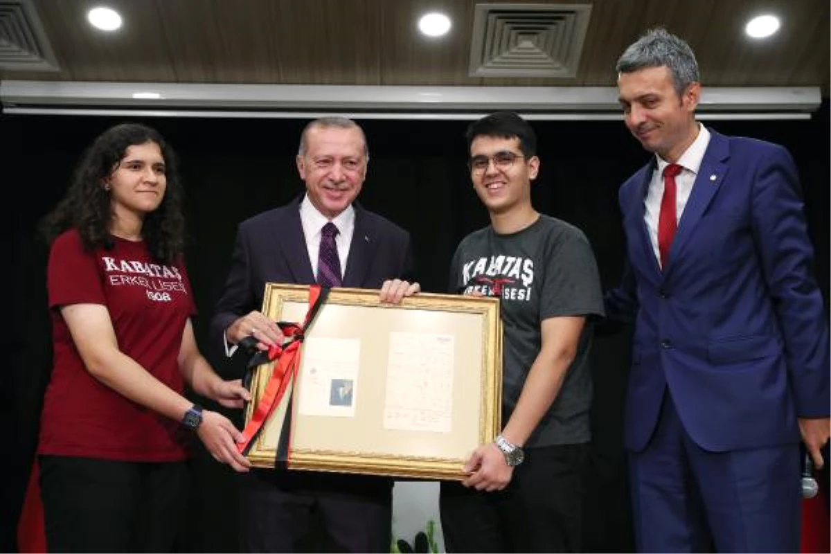 Cumhurbaşkanı Erdoğan Okul Ziyaretinde Söylenen Şarkıya Eşlik Etti