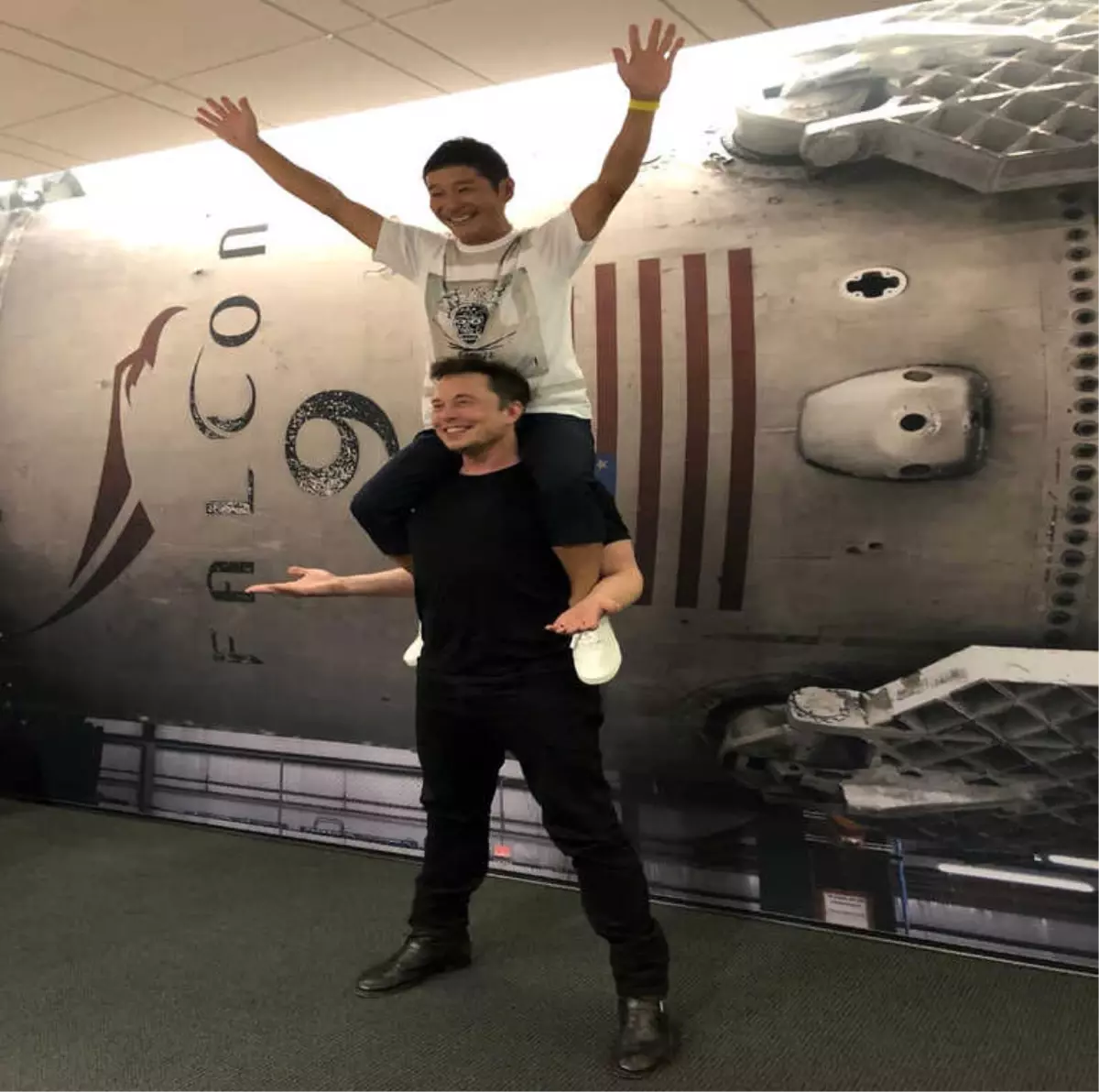 Elon Musk Ay\'a Yolculuğa Hazırlanıyor