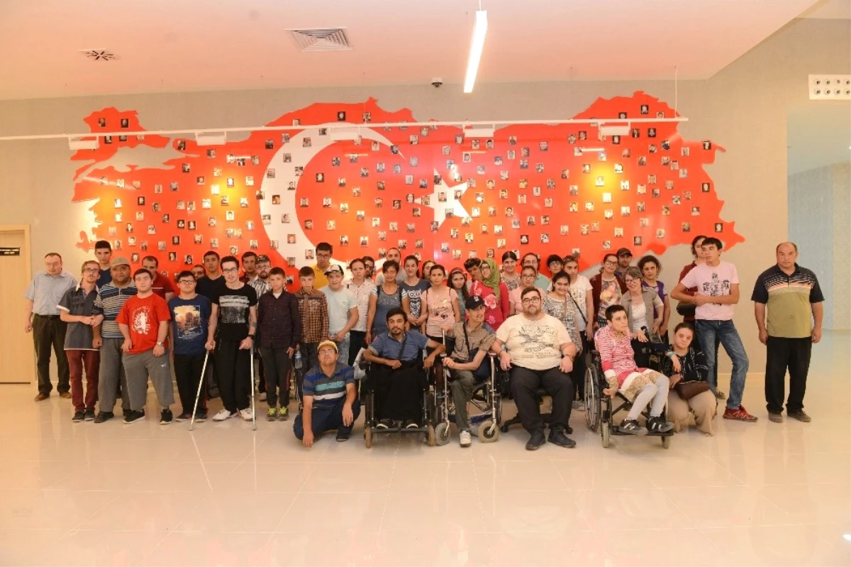 Engelli Öğrenciler 15 Temmuz Müzesi\'ni Ziyaret Etti