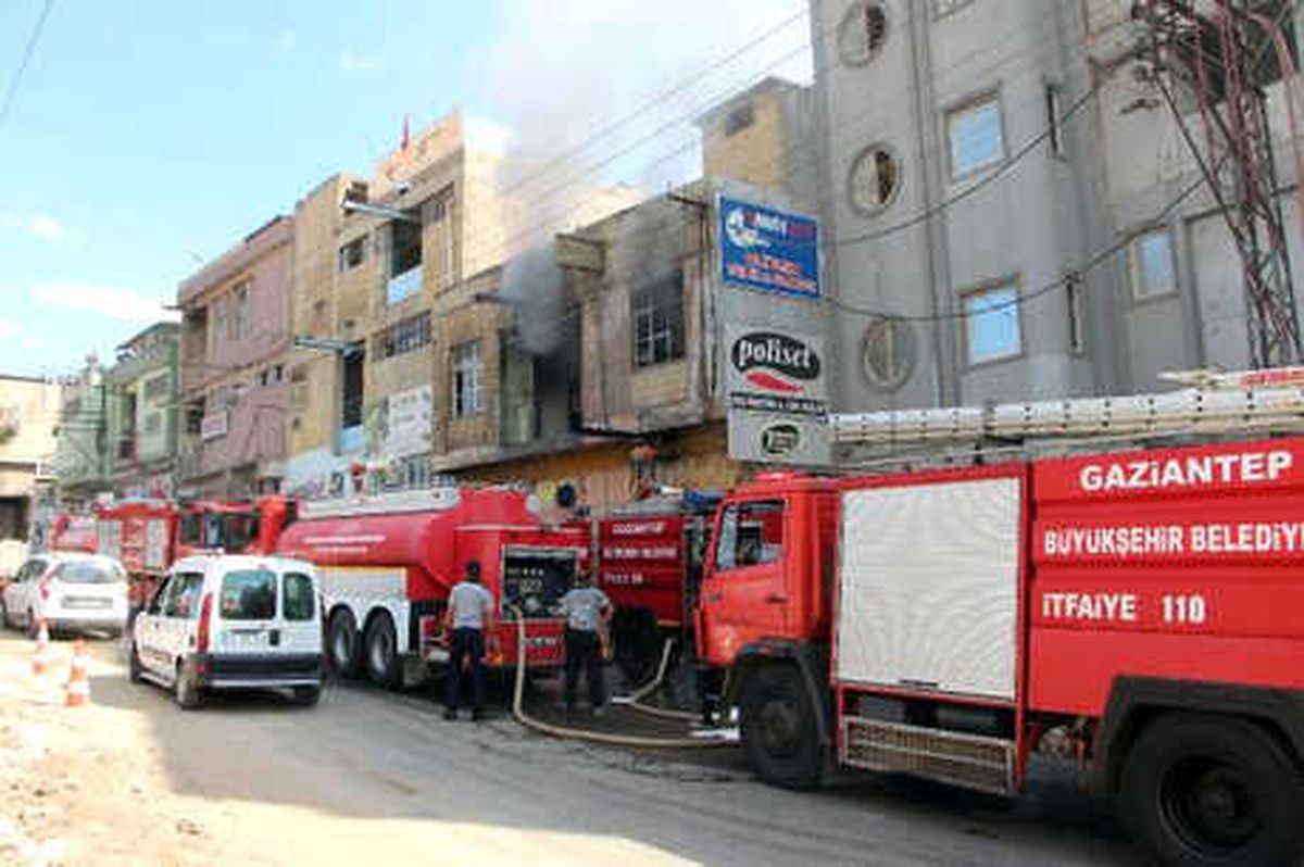 Gaziantep\'te İş Yeri Yangını; 2 İşçi Dumandan Etkilendi