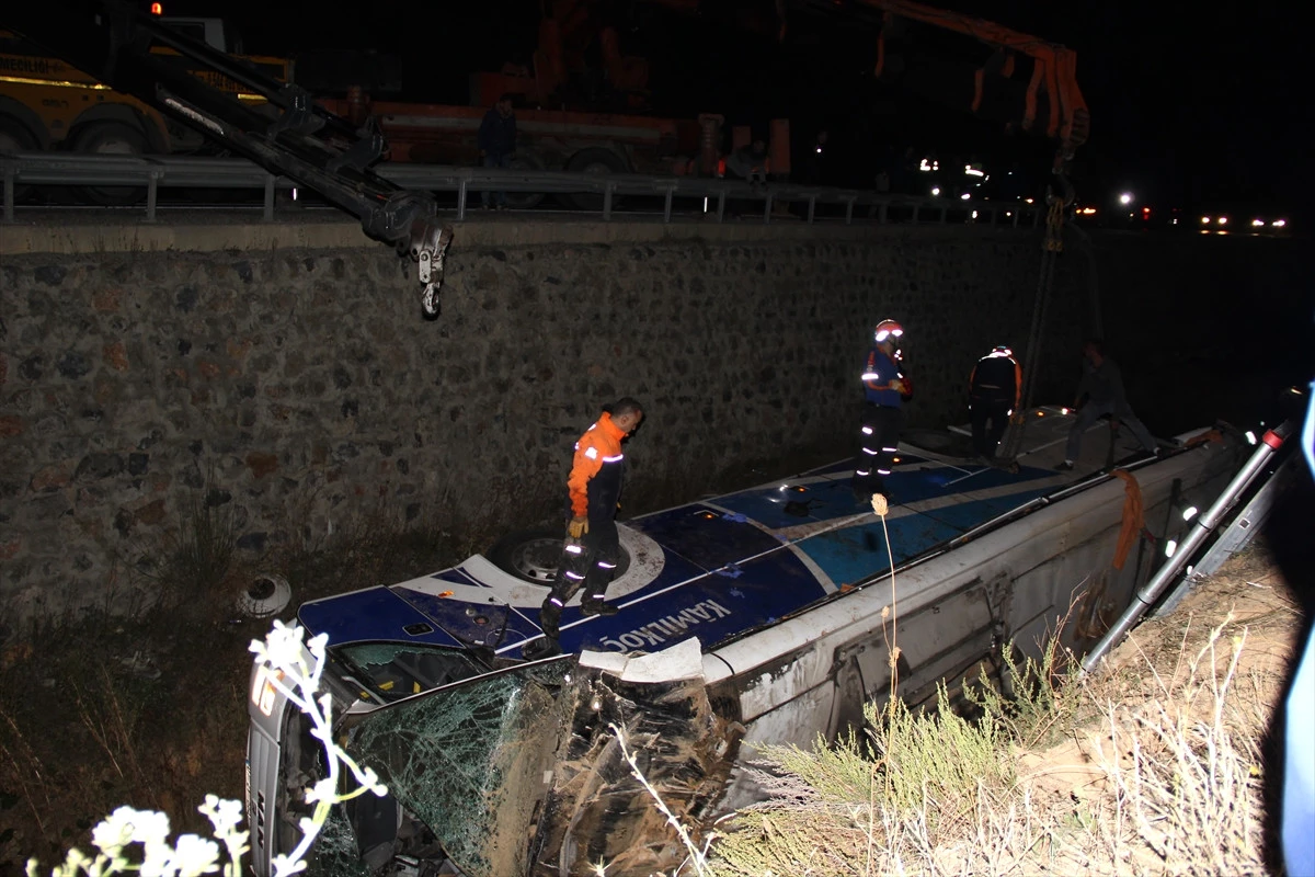 Güncelleme - Afyonkarahisar\'da Yolcu Otobüsü Devrildi: 7 Ölü, 28 Yaralı