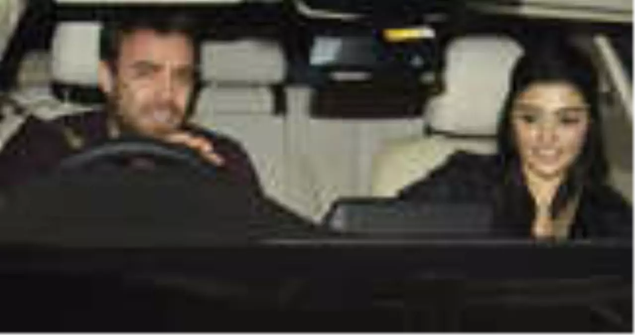 Hande Erçel, Murat Dalkılıç\'tan Ailesinin Yanında Olmak İstediği İçin Ayrıldığını Duyurdu