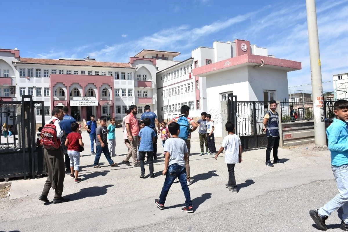 Kahta Polisi Okul Önlerinde Adeta Kuş Uçurtmuyor