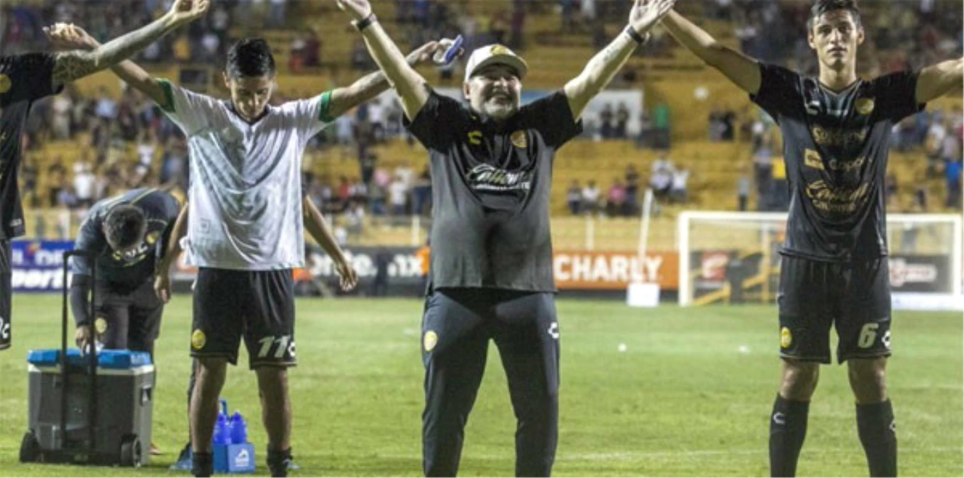 Maradona\'nın Takımı Farklı Galibiyetle Başladı