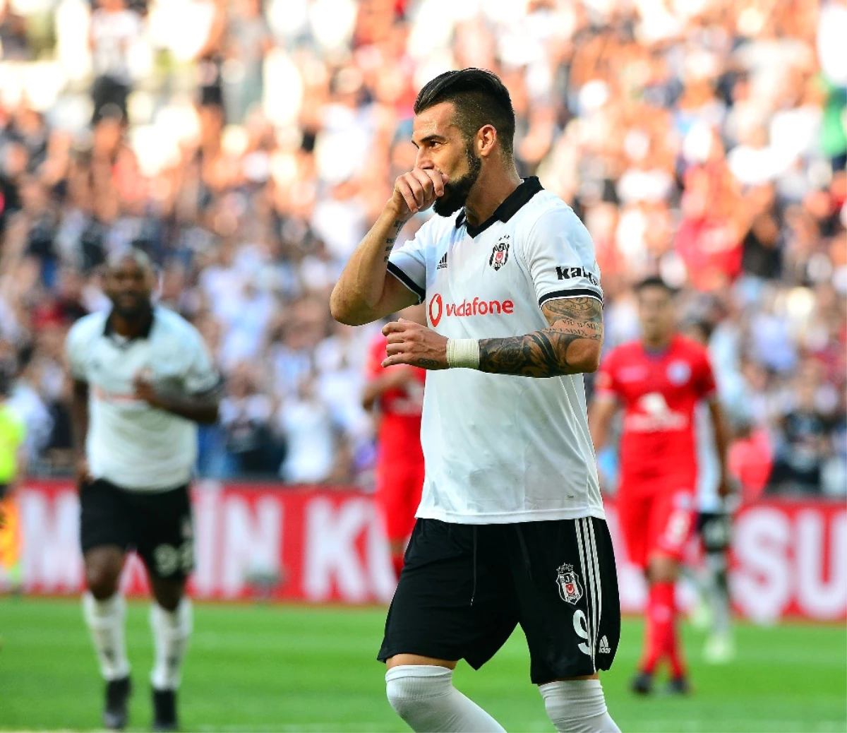 Negredo\'dan Beşiktaş\'a Teşekkür