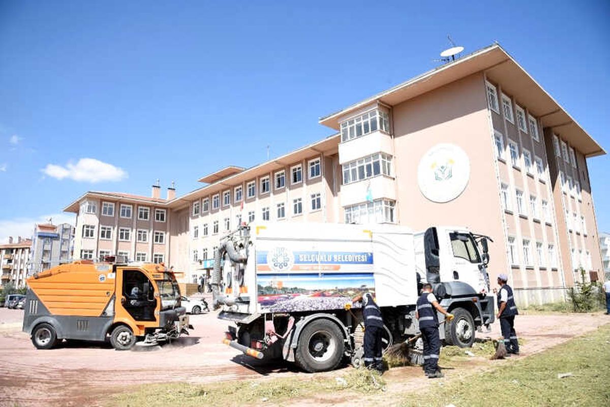 Selçuklu\'da Okul Bahçeleri Temizlendi