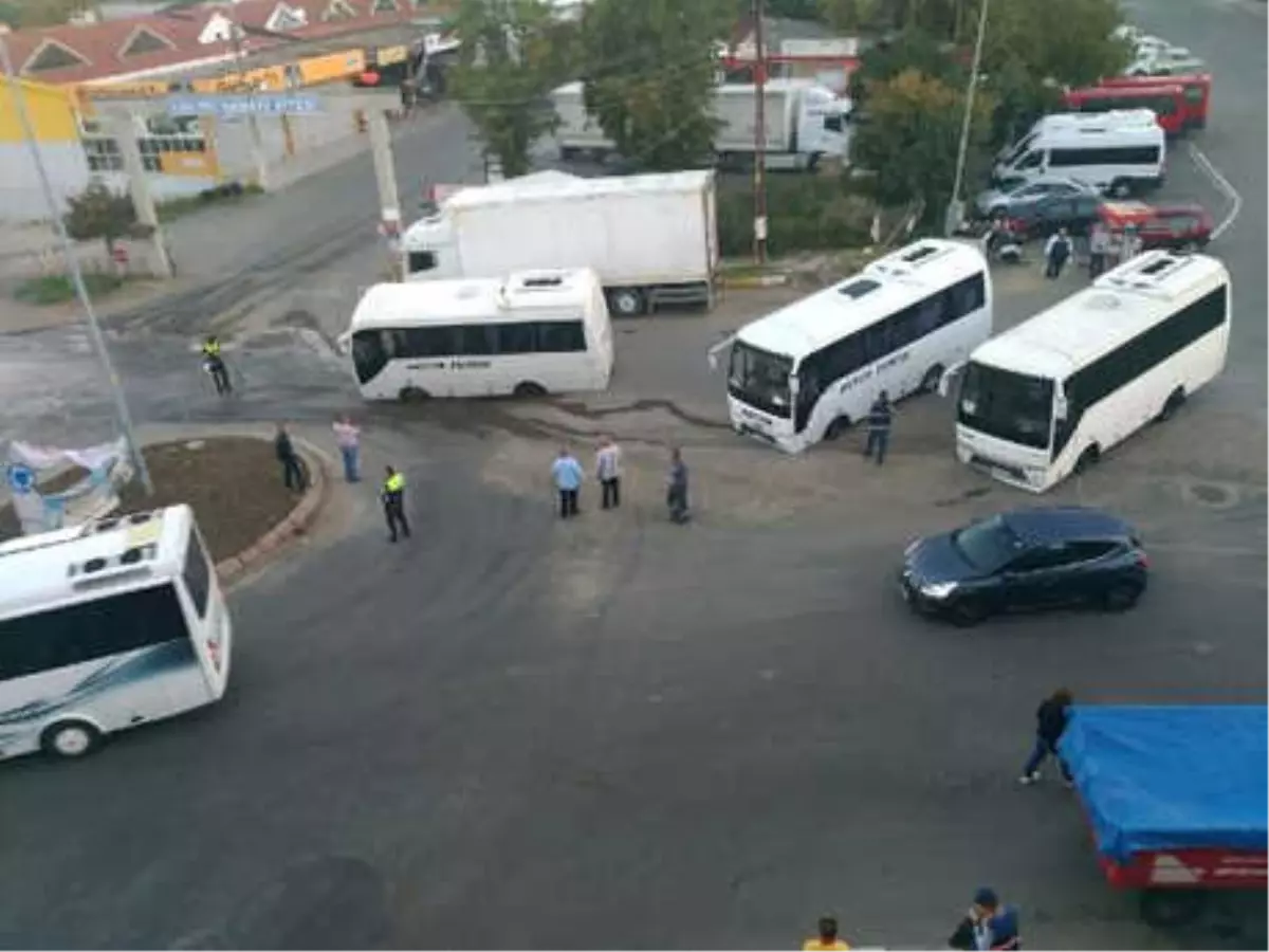 Tekirdağ\'da Yol Çöktü; Midibüsler Çukura Saplandı