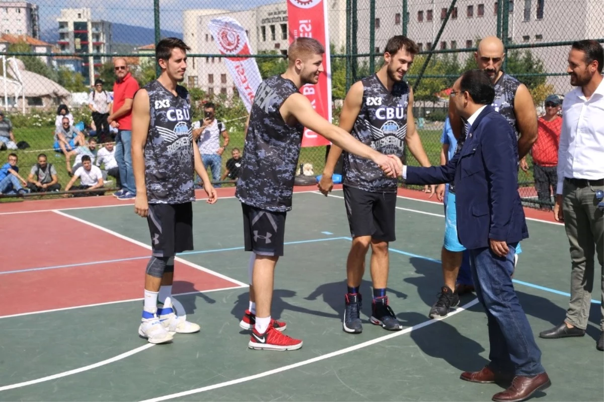 Uşak\'ta Sokak Basketbolu Turnuvasında Kupalar Sahiplerini Buldu