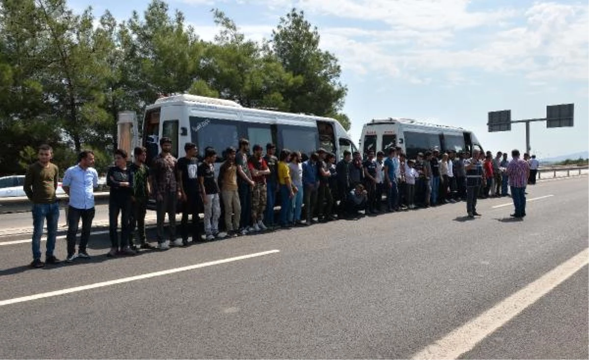 Adana\'da 2 Minibüste 49 Kaçak Göçmen Yakalandı