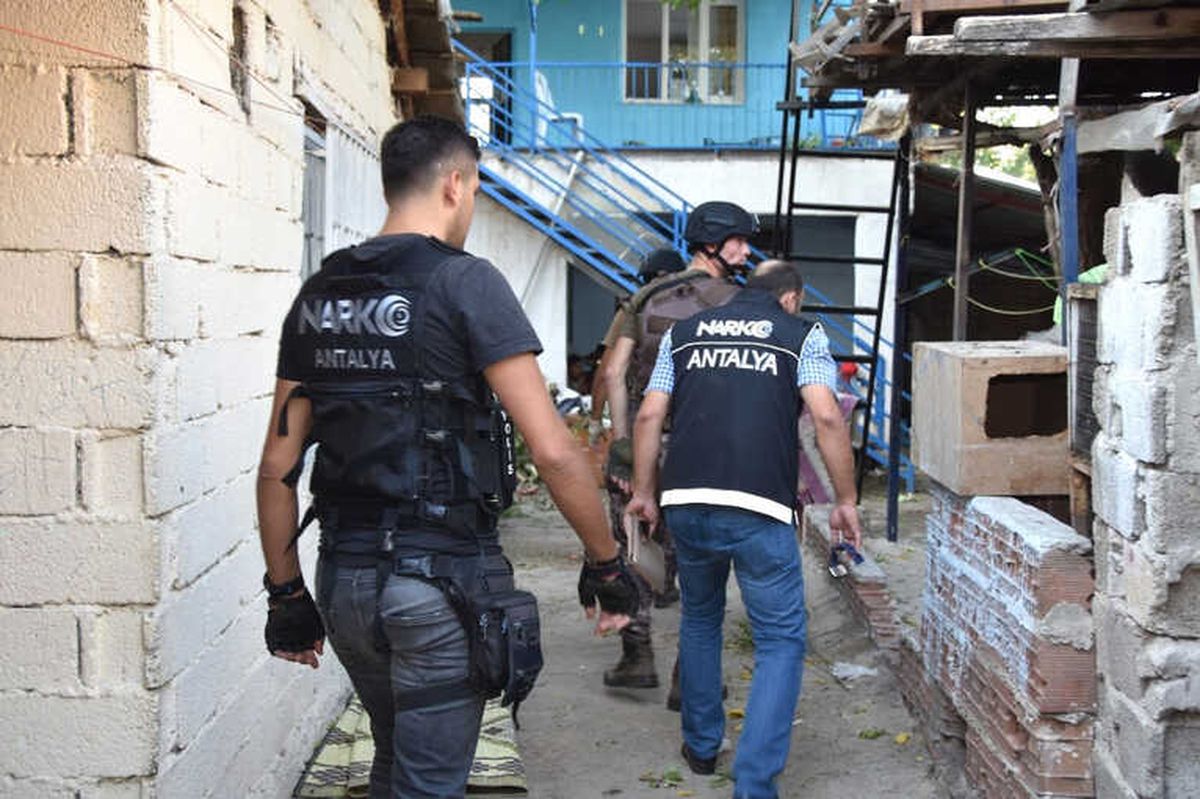 Antalya\'da Uyuşturucu Operasyonu: 30 Gözaltı