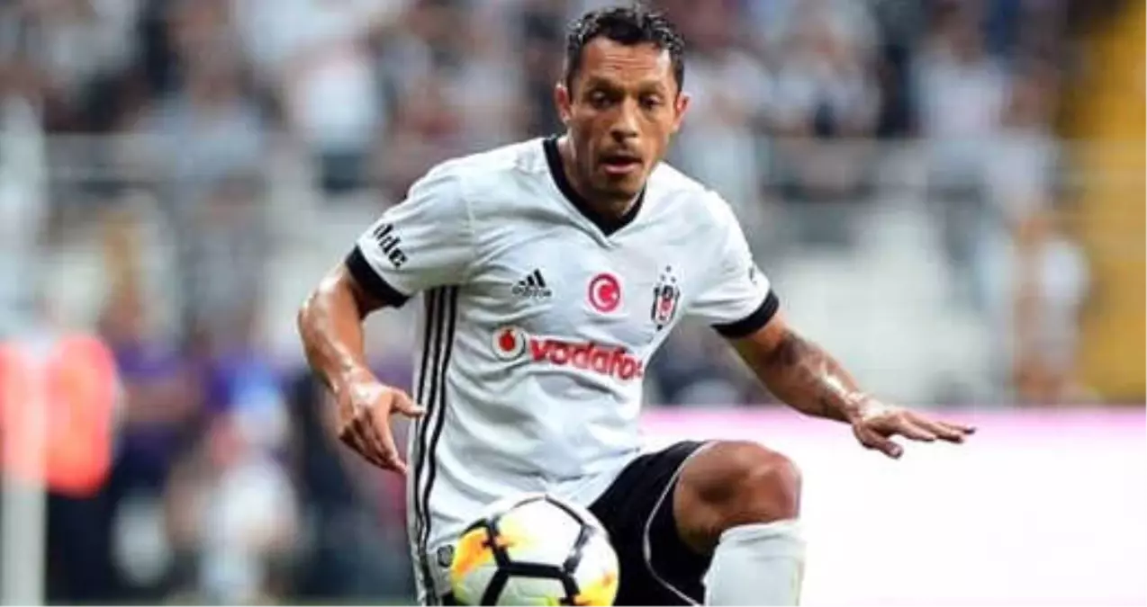 Beşiktaş\'ın Brezilyalı Yıldızı Adriano, Sarpsborg Maçında Forma Giyemeyecek