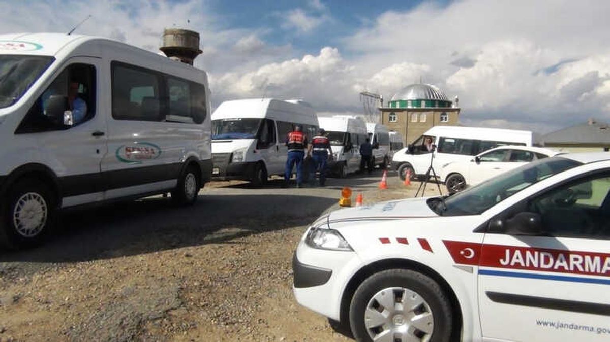 Erciş\'te Jandarma Trafik Timlerinden Öğrenci Taşıyan Servis Araçlarına Sıkı Denetim