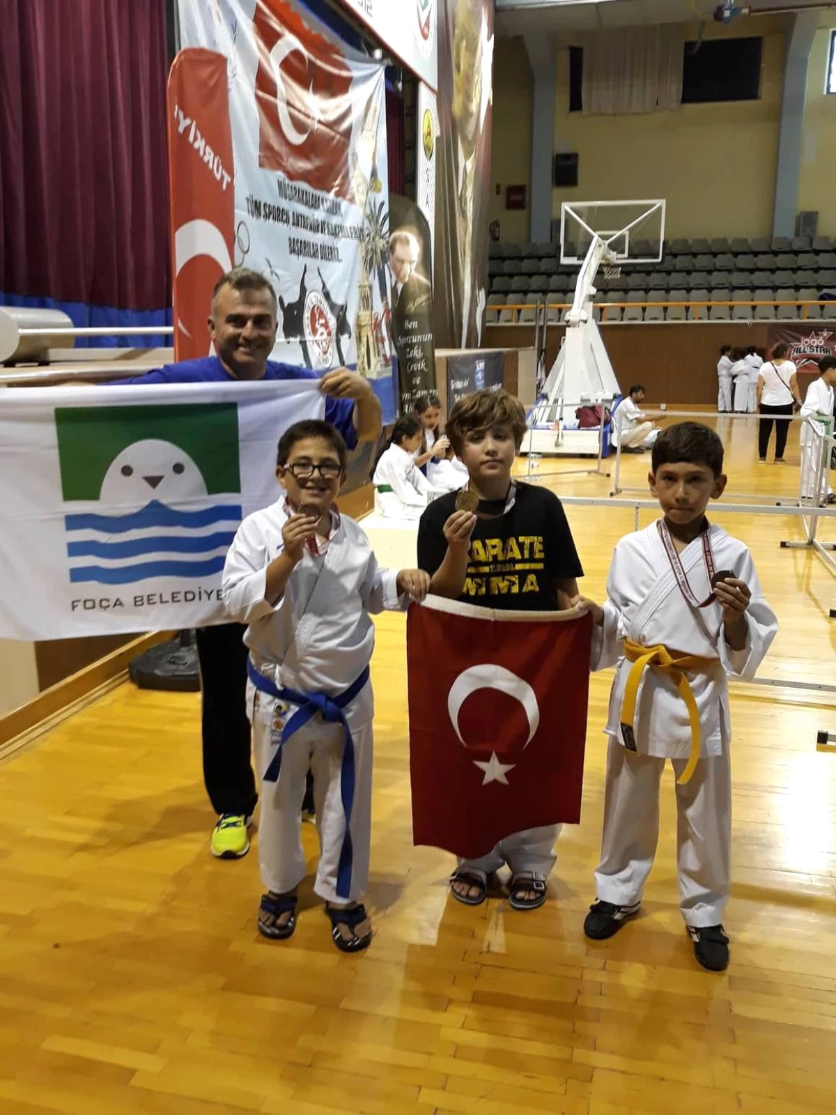 Foçalı Minik Karateciler Alaşehir\'de Tatamiye Çıktı