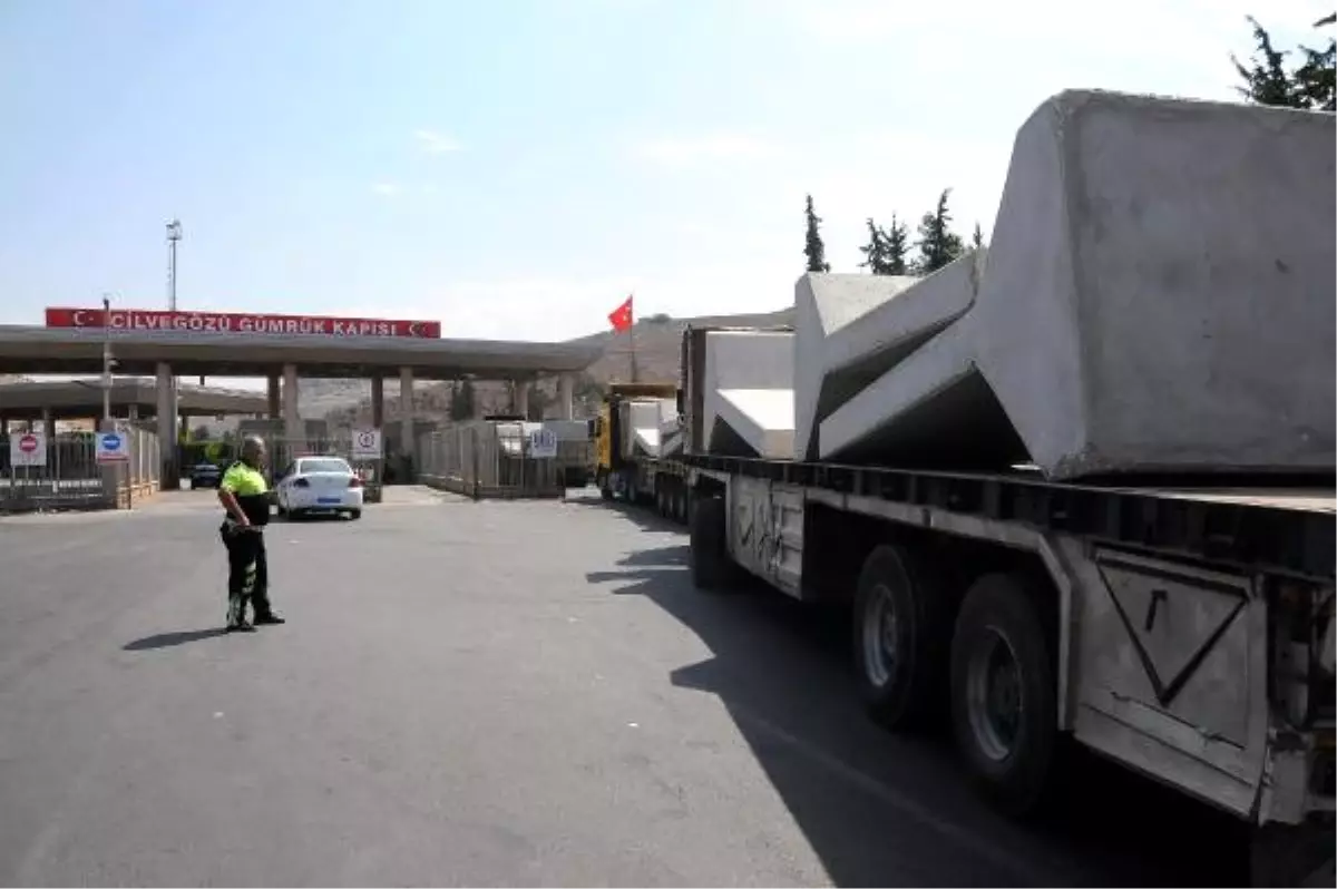 İdlib\'de Gözlem Noktalarına Beton Blok Sevkiyatı