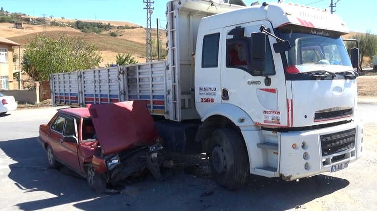 Kamyon ile Otomobil Çarpıştı: 5 Yaralı