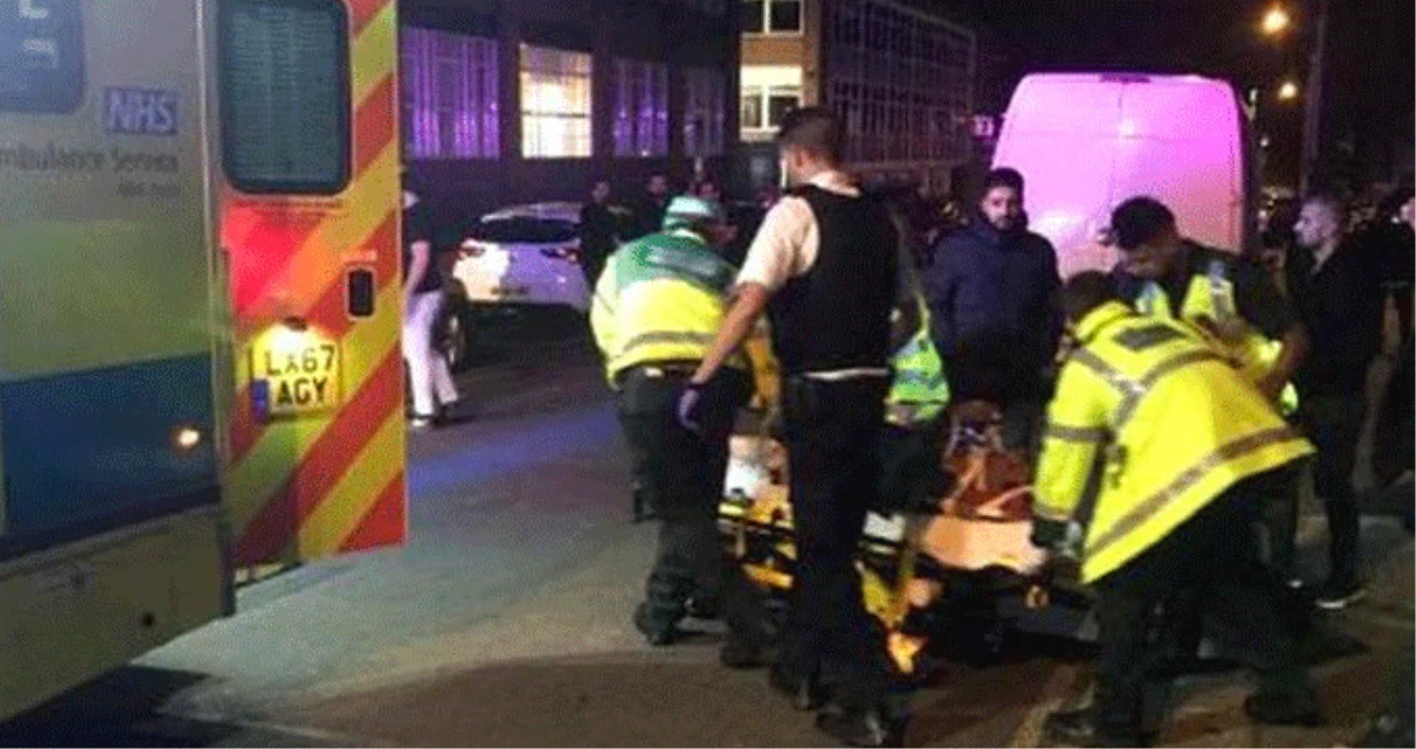 Londra\'da Araç Cami Çıkışı Yayaların Arasına Daldı: 3 Yaralı