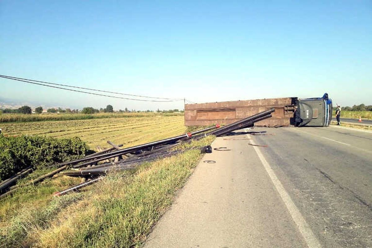 Manisa\'da Doğalgaz Borusu Yüklü Tır Devrildi: 2 Yaralı