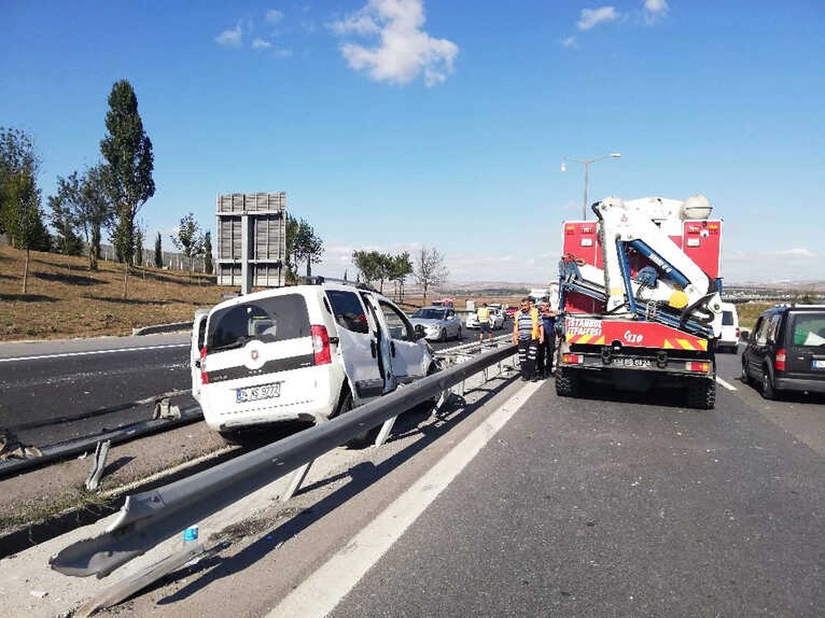 Tem\'de Trafiği Kilitleyen Kaza: 4 Yaralı