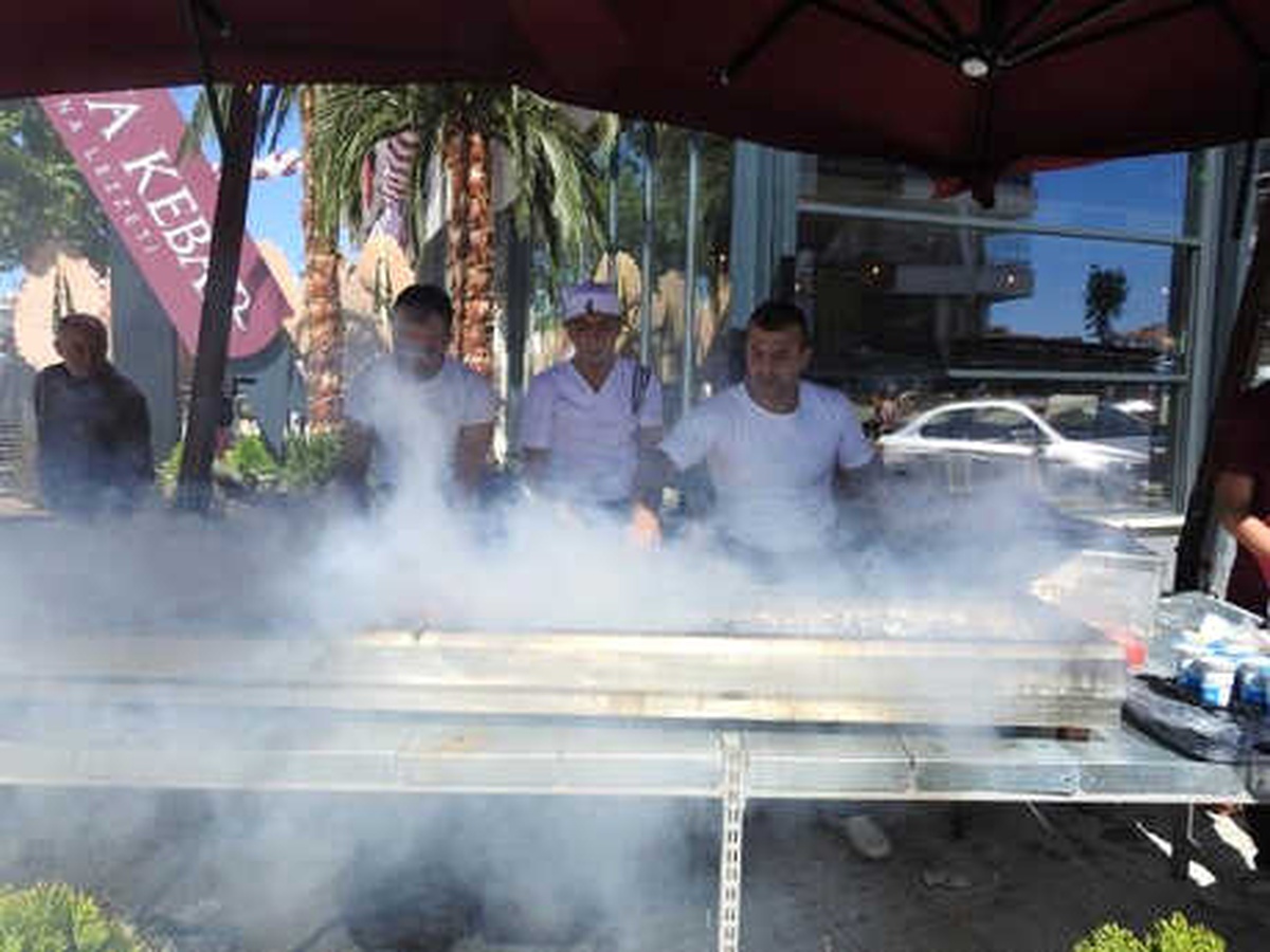 Restoran Açılışında Sokakta 19 Metrelik Kebap Pişirdiler