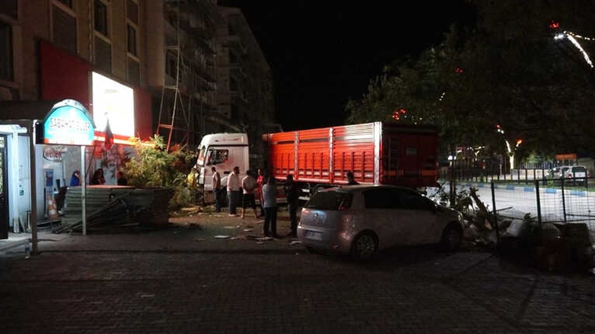 Tır, 7 Aracı Kullanılamaz Hale Getirdi
