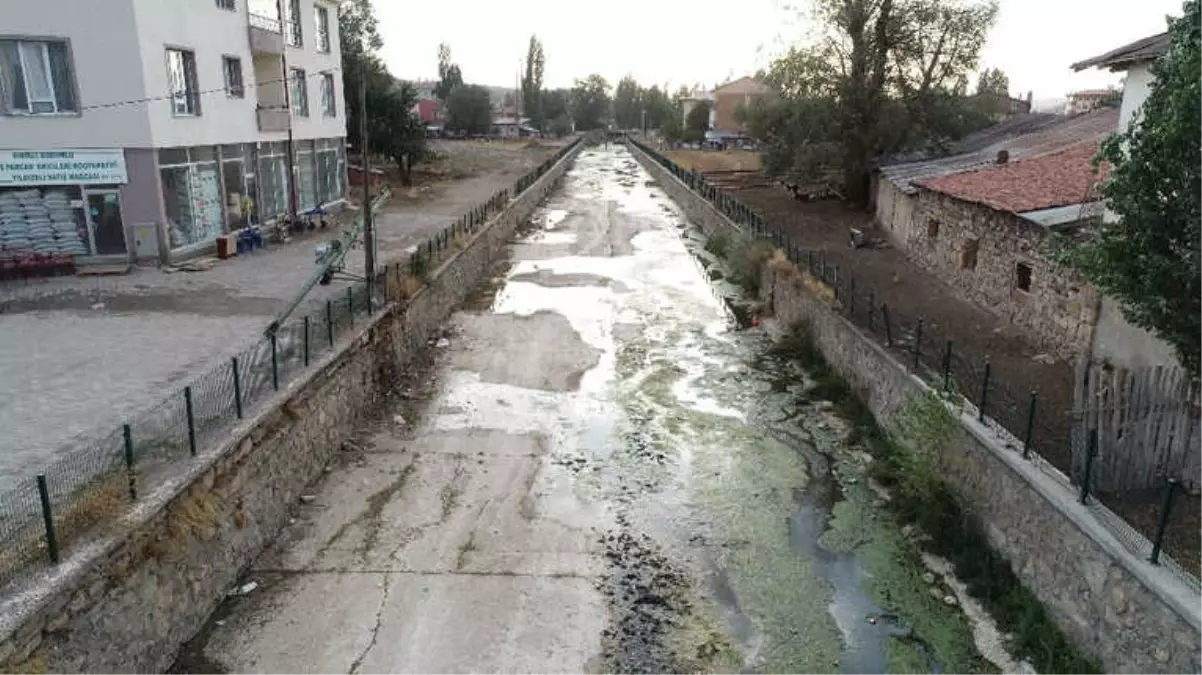 Uzun Yıllar Sonra Kuruyan Irmak İlçe Halkını Endişelendirdi