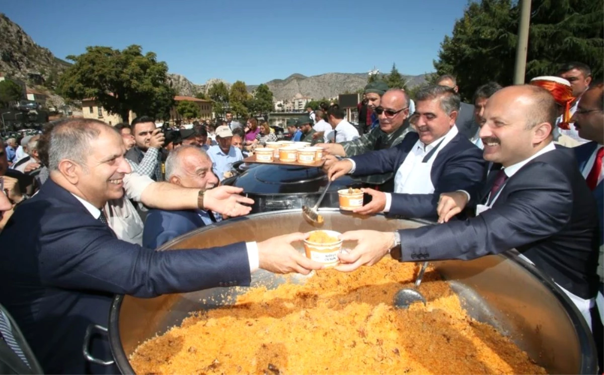 Vali ile Başkandan Halka Ahi Pilavı