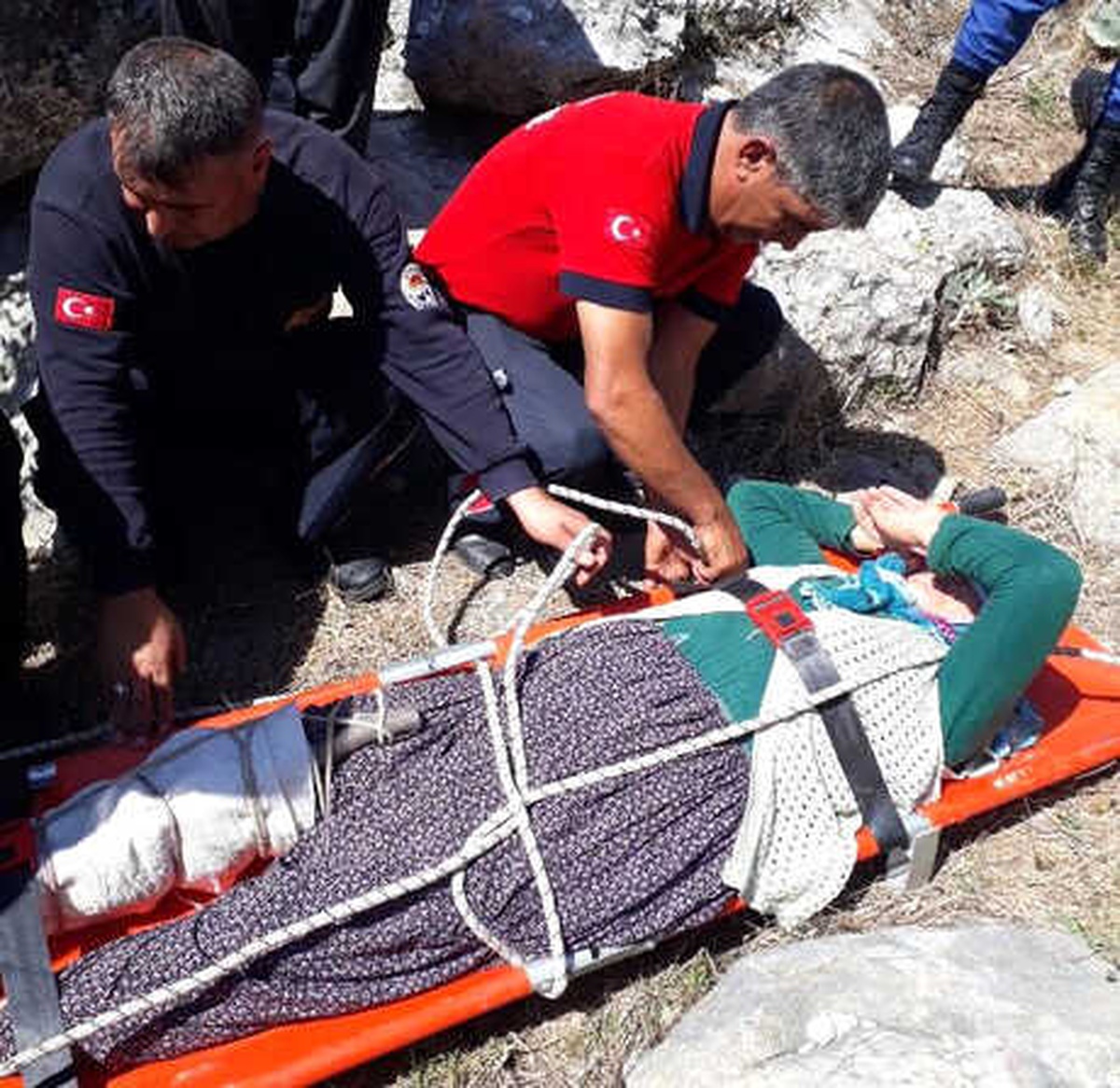 Andız Toplarken Kayalıklardan Düşen Kadını İtfaiye Kurtardı
