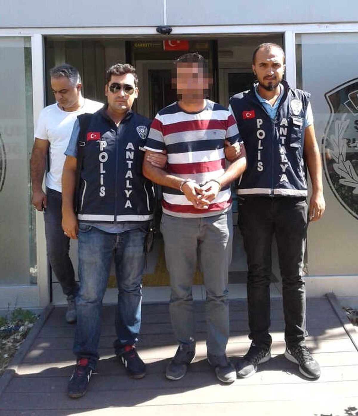 Antalya\'da Sahte Kimlikle Dolandırıcılık
