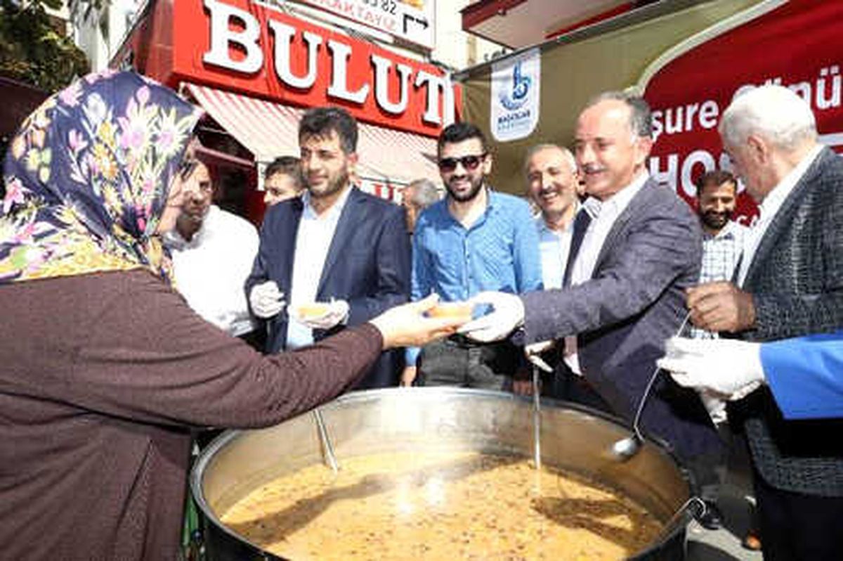 Bağcılar\'da 20 Bin Kisilik Aşure Kazanı Kaynadı