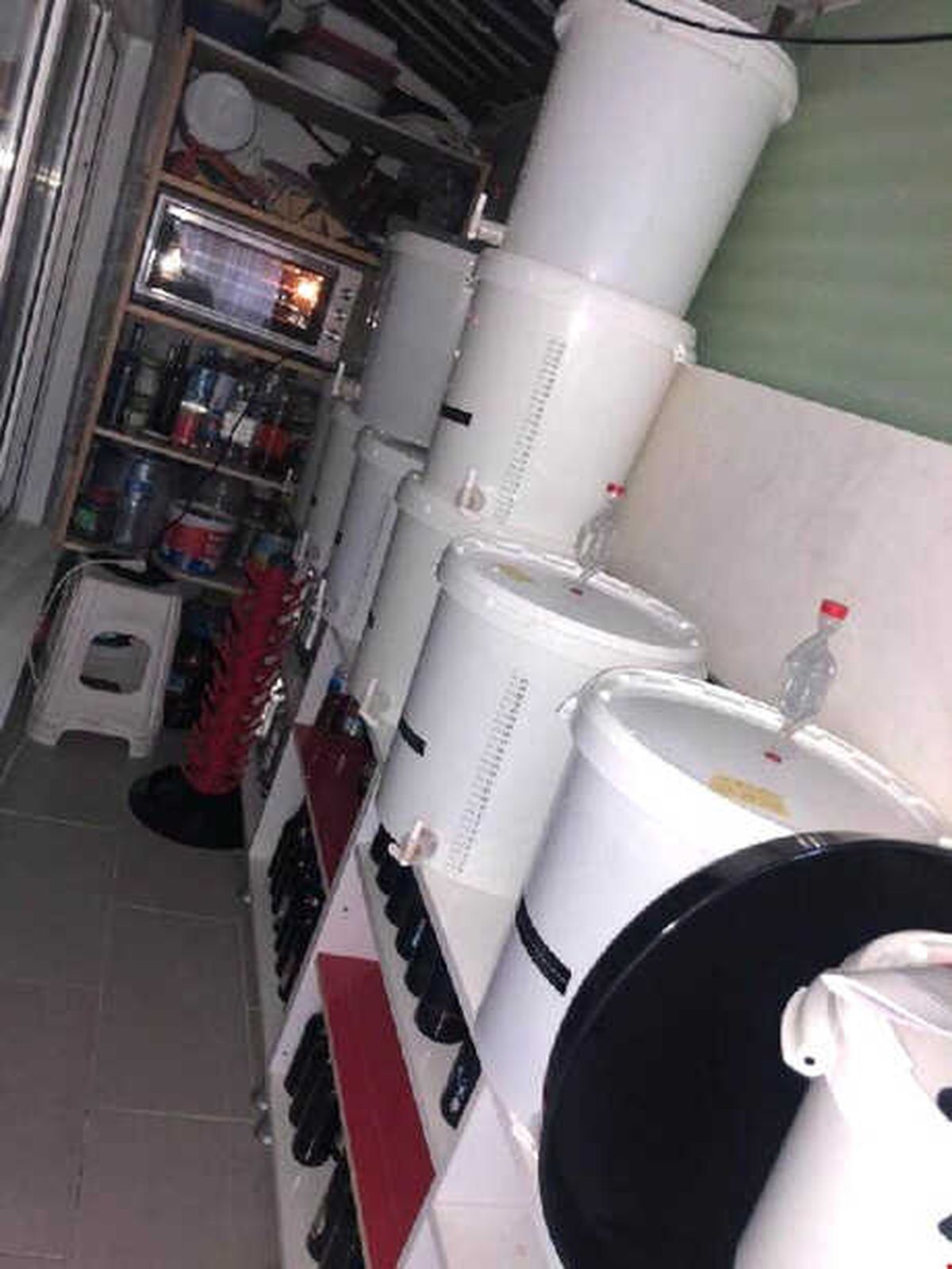 Balıkesir\'de Evde 422 Şişe Sahte İçki Ele Geçirildi