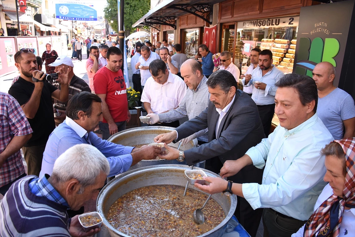 Bartın\'da Vatandaşlara Aşure İkramı