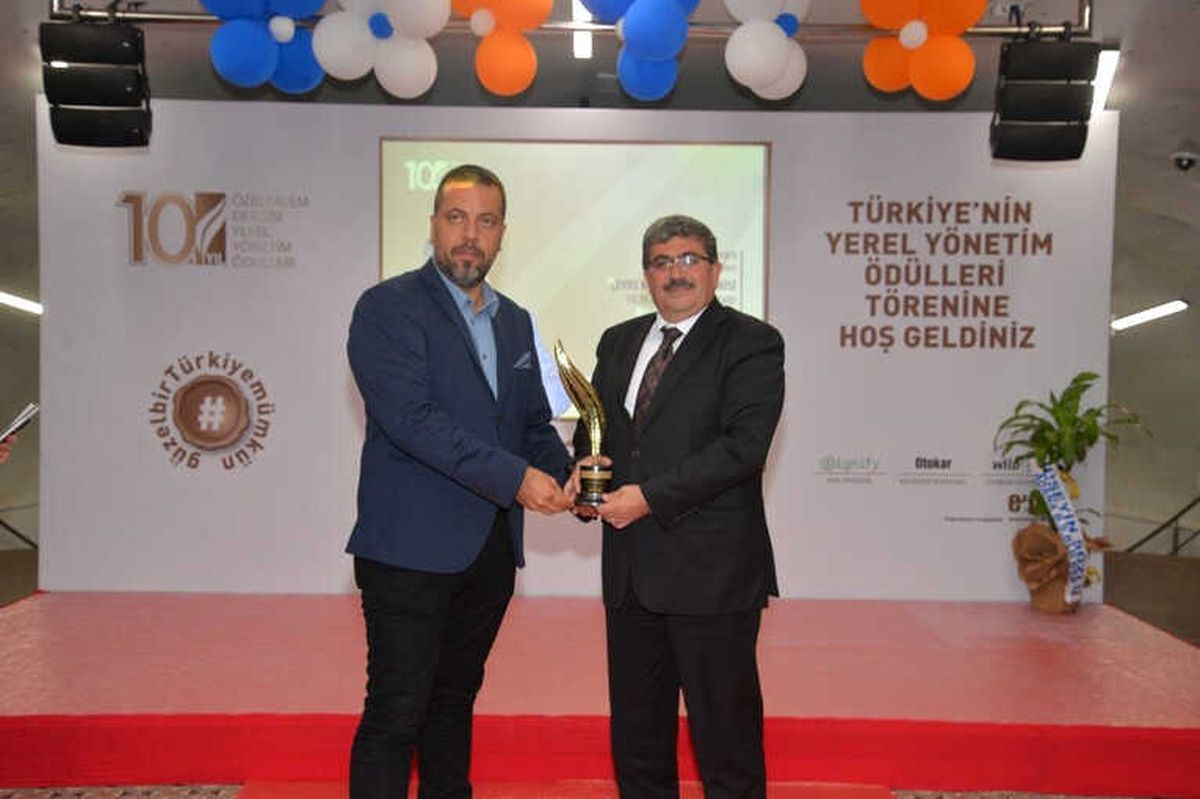 Başkan Can\'a Yılın İl Belediye Başkan Ödülü