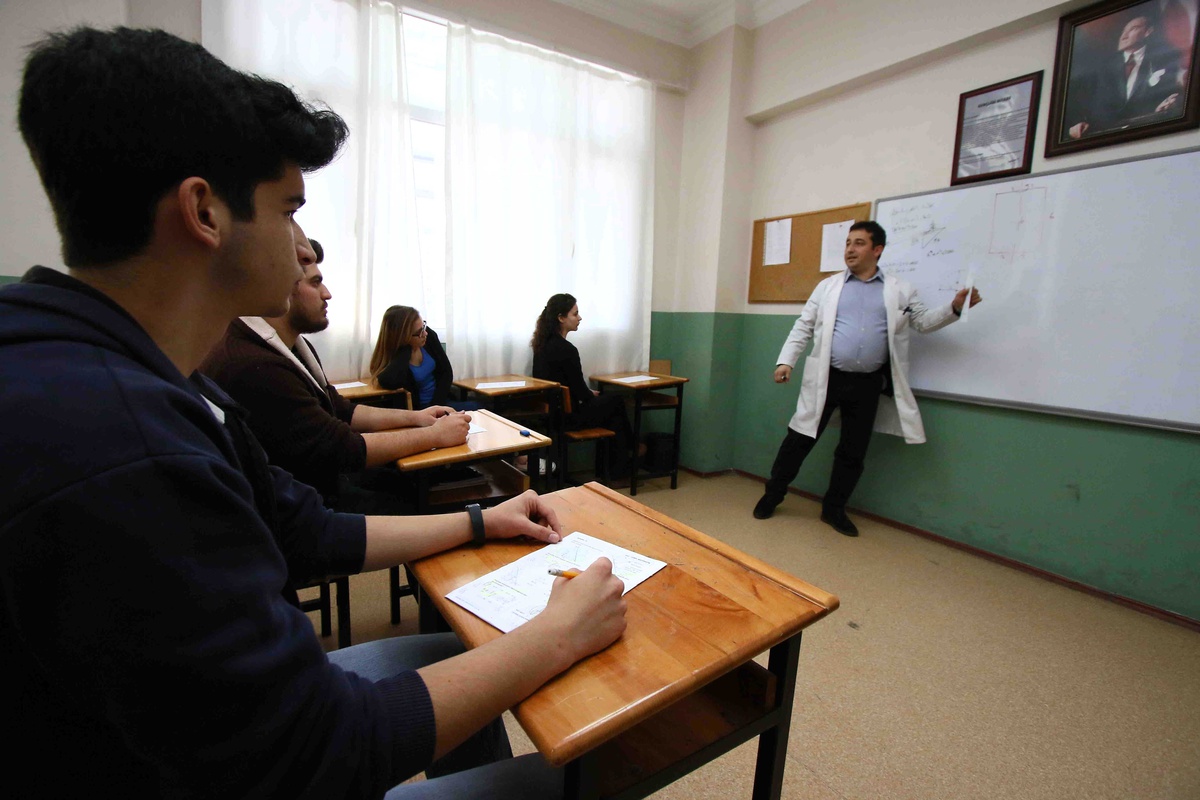 Bayraklı Belediyesi\'nden Başarılı Öğrencilere Burs Desteği