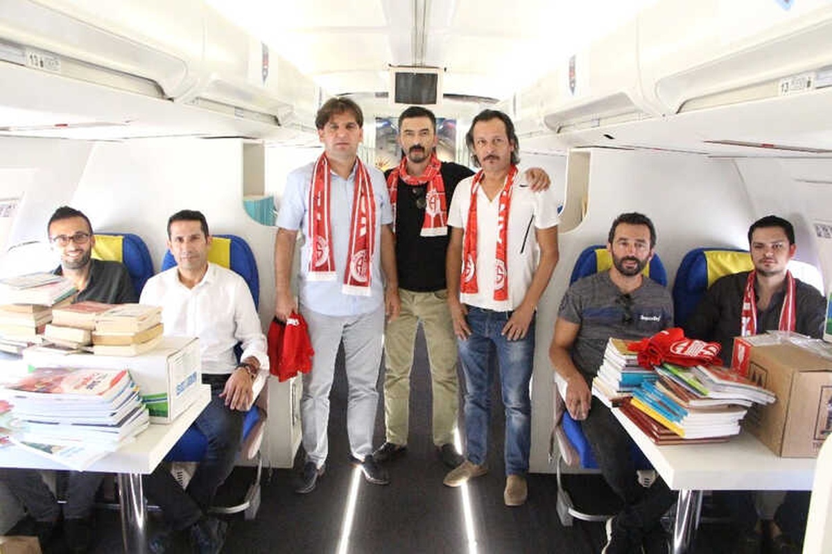 Büyük Antalyaspor Derneğinde Uçak Lisesi\'ne Koli Koli Kitap